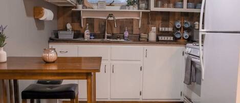 Een koelkast, een microgolfoven, een oven, een kookplaat