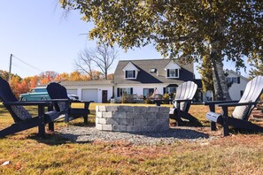 Property grounds - Modern Lakeside Home (Glenburn)