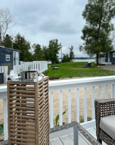 Cozy Cabin for 2  Sparrow Lake Muskoka Beach House