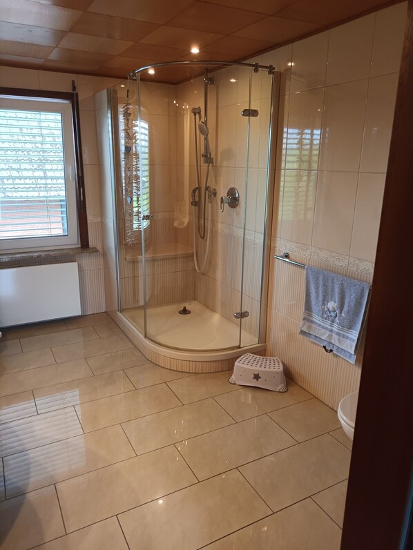 Douche, sĂšche-cheveux, serviettes fournies, savon