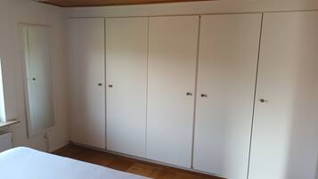 2 Schlafzimmer, Zimmersafe, Schreibtisch, Bügeleisen/Bügelbrett