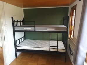 2 chambres, coffres-forts dans les chambres, bureau