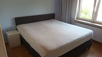 2 bedrooms, in-room safe, desk, iron/ironing board