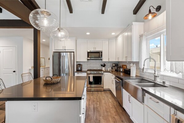 Fridge, microwave, oven, stovetop - Bright Spacious Home With Office, BBQ & Backyard (Los Angeles)