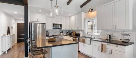 Refrigerador, microondas, horno y parrilla de estufa