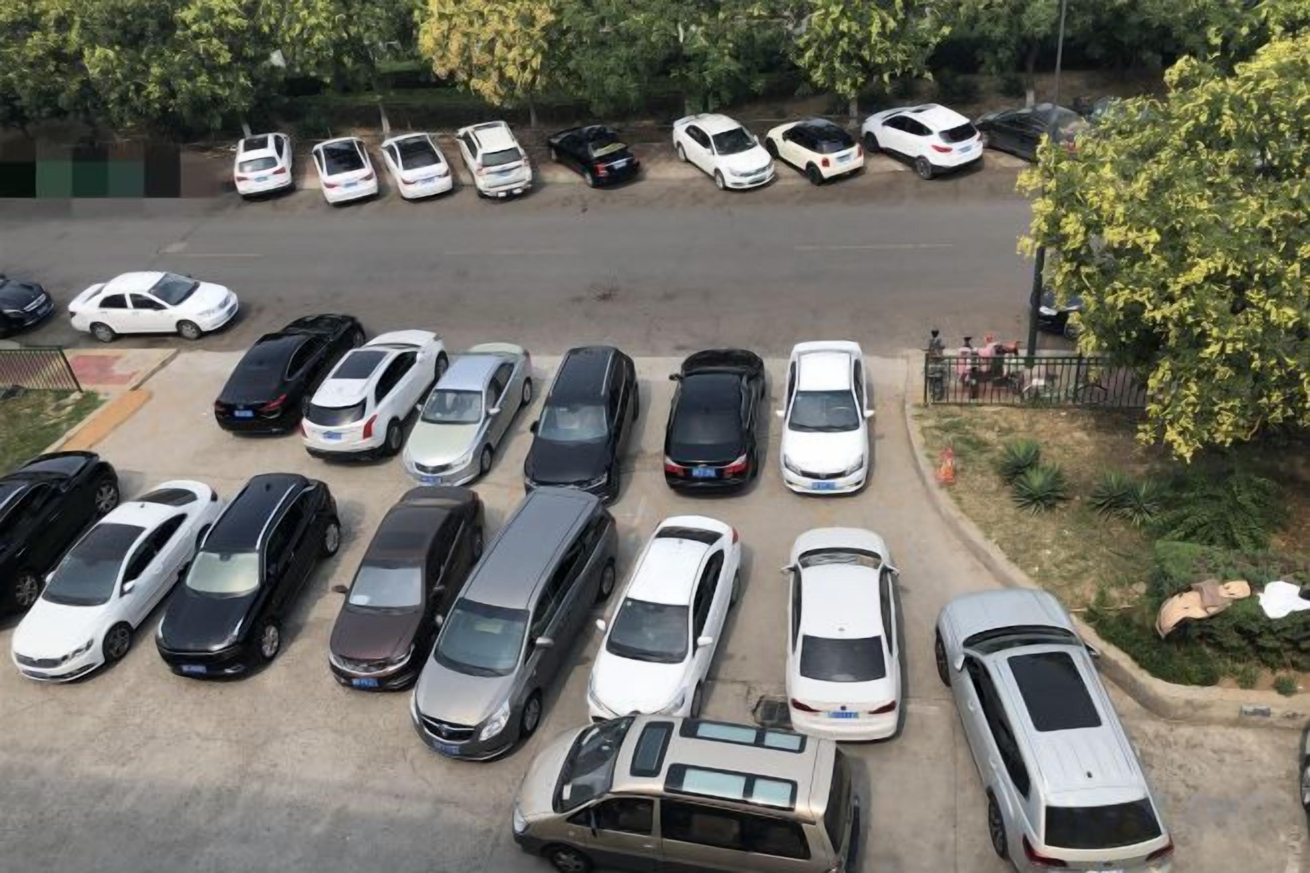 Een parkeerplaats met meerdere auto's die netjes geparkeerd staan.
