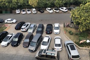A parking lot with multiple cars parked in an orderly fashion. - Jinjiang Hotel (Beijing Shunyi Li Xiang Auto Base) (Beijing)