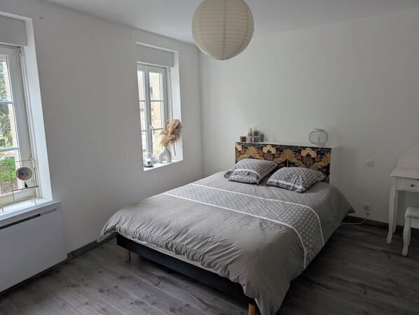 3 bedrooms, iron/ironing board, WiFi, bed sheets