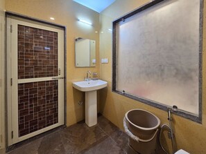 Deluxe Room, Balcony, Mountain View | Bathroom