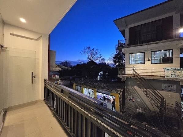 Quarto luxo, sacada, vista para a montanha | Vista da sacada