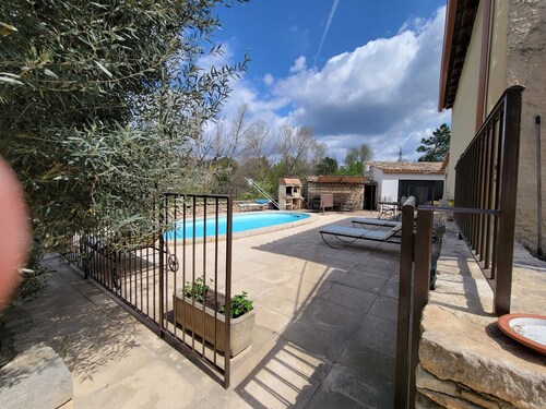 8-person house with pool and jacuzzi, 5 minutes from apt.