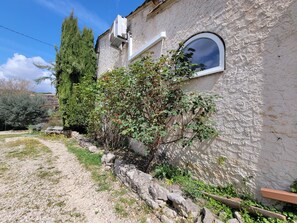 Exterior detail - Family home with jacuzzi, swimming pool and gym (Apt)