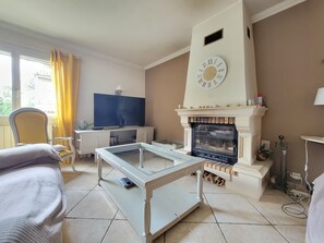 Smart TV, fireplace