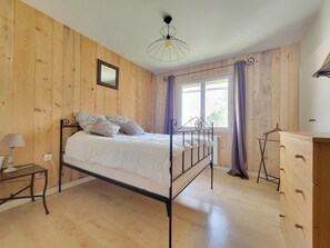 4 bedrooms, travel crib, WiFi, bed sheets