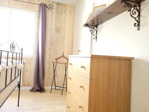 4 bedrooms, WiFi, bed sheets