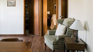 Family Cabin | 2 bedrooms, laptop workspace, iron/ironing board, free WiFi