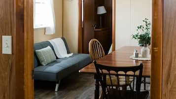 2 bedrooms, laptop workspace, iron/ironing board, free WiFi