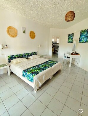 7 chambres, coffres-forts dans les chambres, lit parapluie