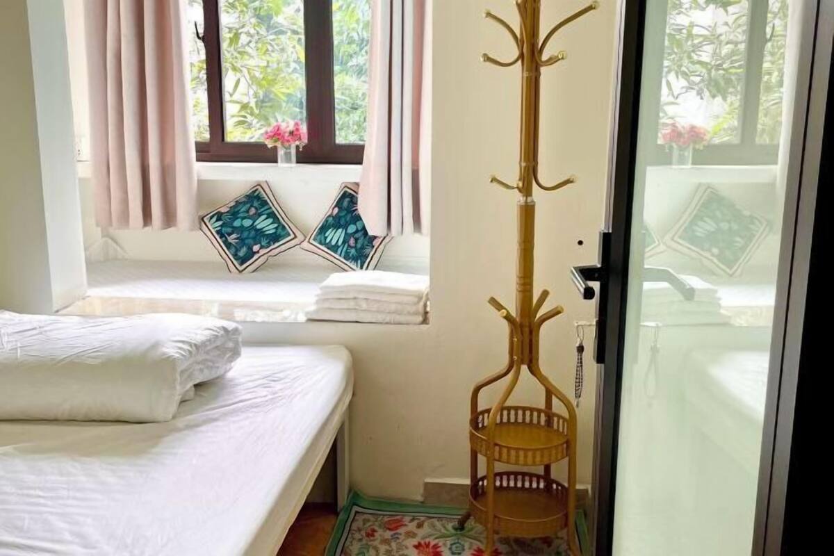 Laptop workspace, soundproofing, iron/ironing board, free WiFi