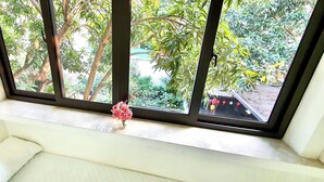غرفة مزدوجة مريحة - بشرفة - منظر للحديقة | مساحة عمل للكمبيوتر المحمول وتجهيزات عازلة للصوت ومكواة/لوح كي