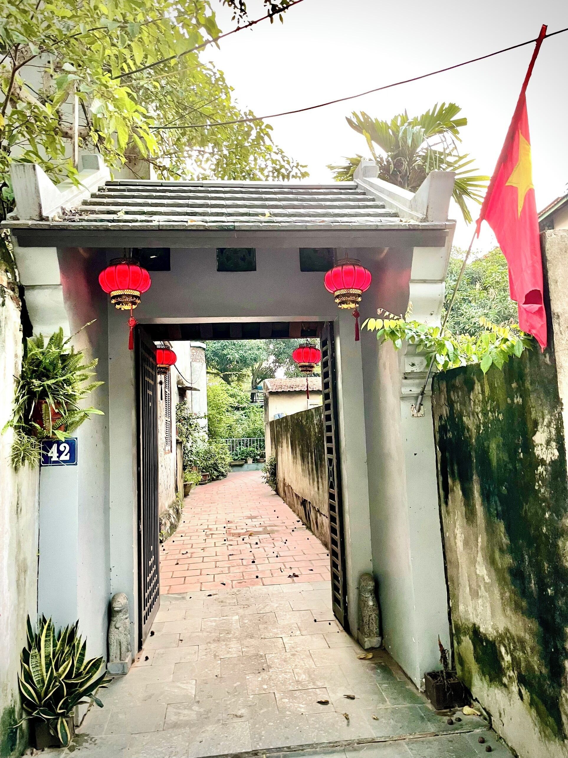 Room, 1 King Bed with Sofa bed, Garden View | Courtyard view