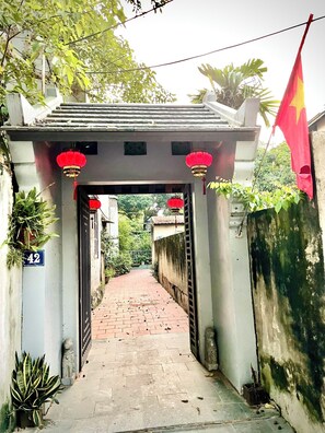 Room, 1 King Bed with Sofa bed, Garden View | Courtyard view - Lee Homestay (Hanoi)