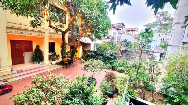 Standard Double Room, 1 King Bed, Garden View | Laptop workspace, soundproofing, iron/ironing board, free WiFi - Lee Homestay (Hanoi)