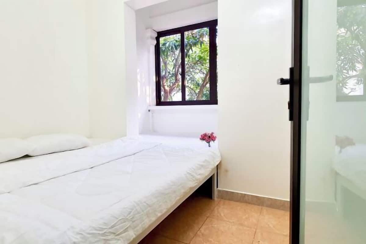Laptop workspace, soundproofing, iron/ironing board, free WiFi