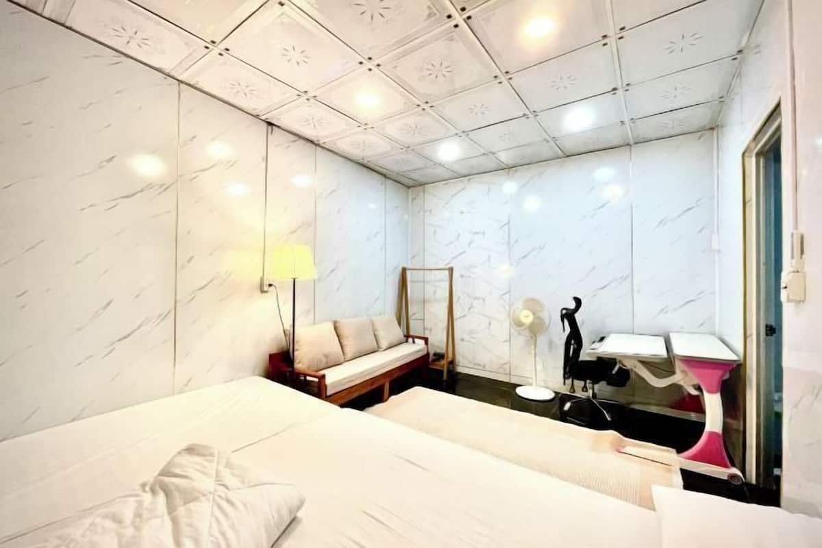 Laptop workspace, soundproofing, iron/ironing board, free WiFi