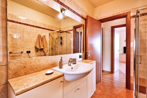 Shower, towels