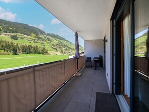 Apartment | Balcony - Apartment in Tyrol Near Kitzbuhel (Jochberg)