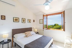 5 bedrooms, travel cot, WiFi, bed sheets