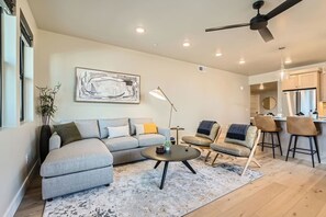 Smart TV, fireplace