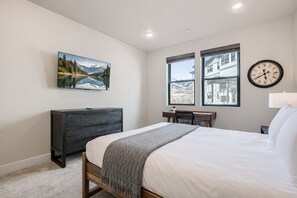 3 bedrooms, desk, iron/ironing board, free WiFi