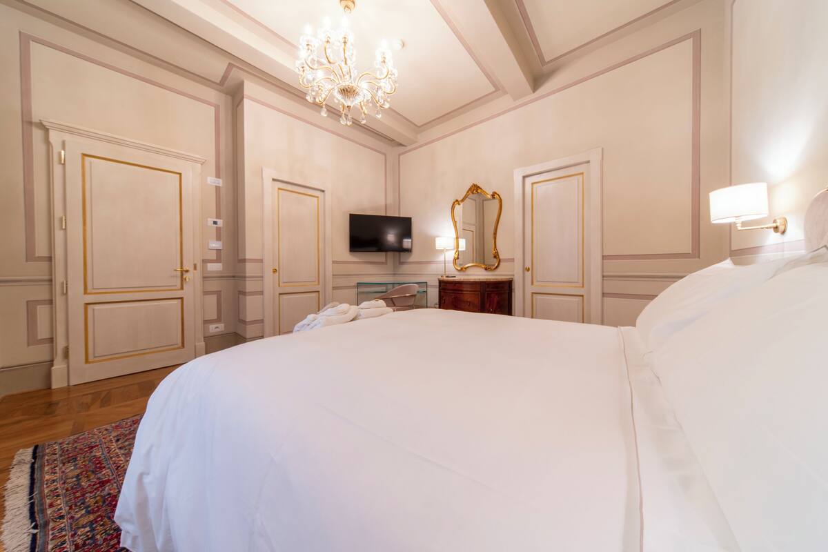 Ropa de cama de alta calidad, cubrecamas y minibar