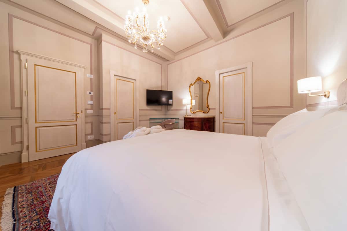 Premium bedding, down comforters, minibar, in-room safe