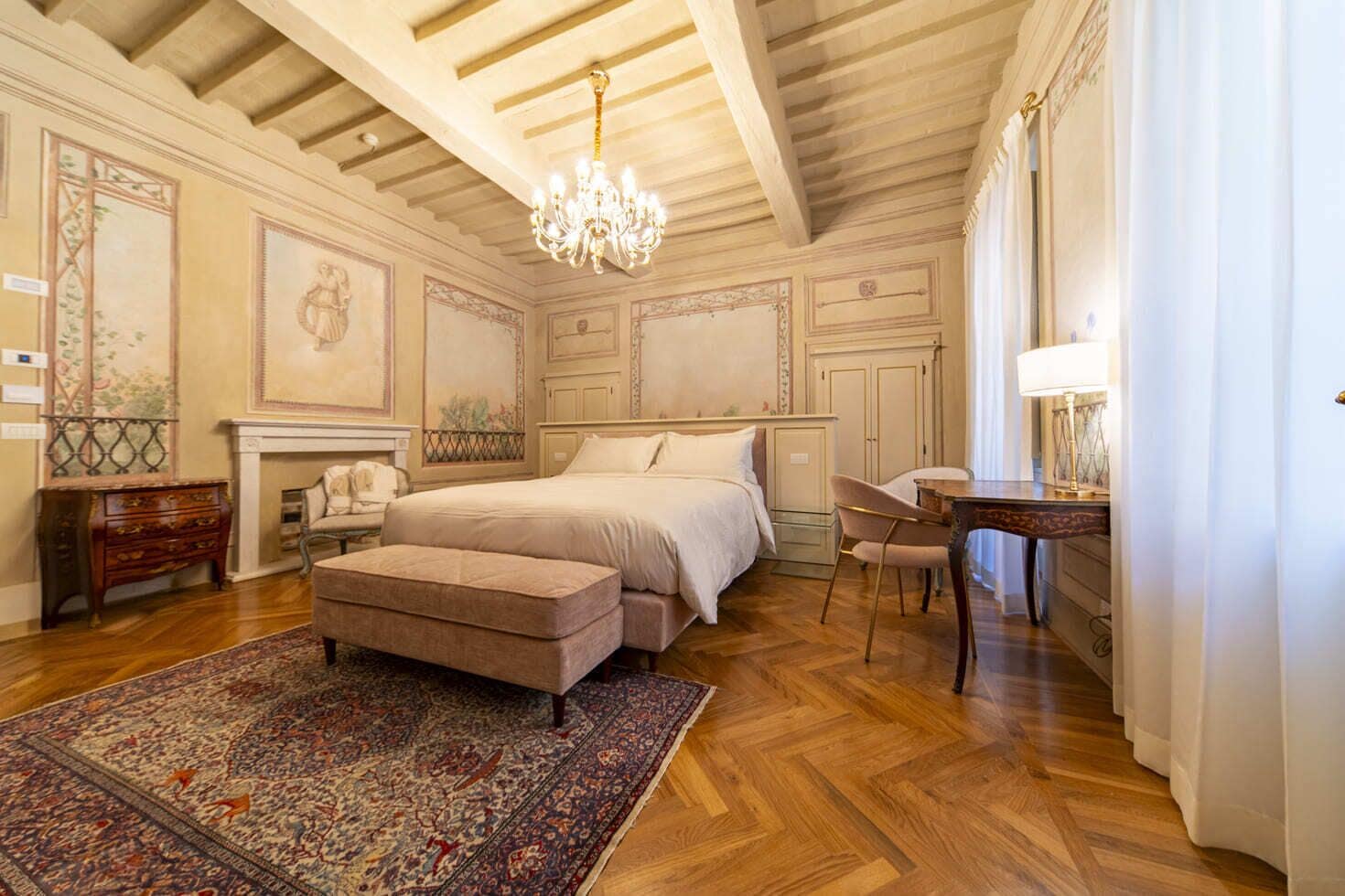 Un dormitorio amplio con una cama grande, un escritorio y una silla.