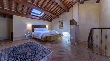 Habitación triple junior | Ropa de cama de alta calidad, edredones de plumas, minibar y caja fuerte