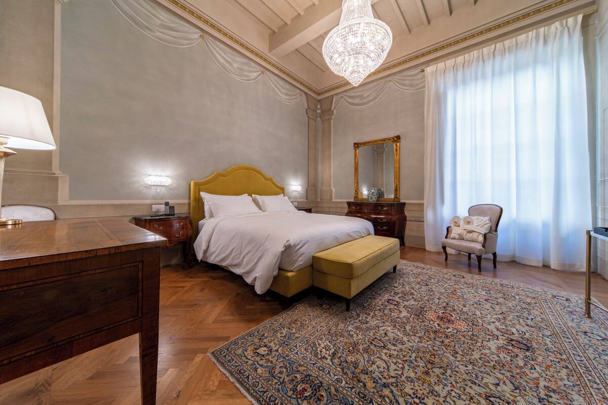 Ropa de cama de alta calidad, cubrecamas y minibar