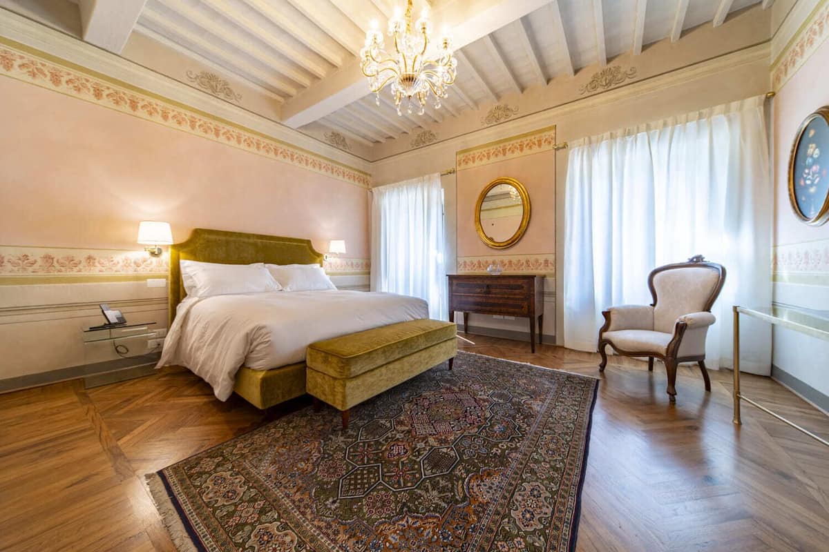 Ropa de cama de alta calidad, cubrecamas y minibar