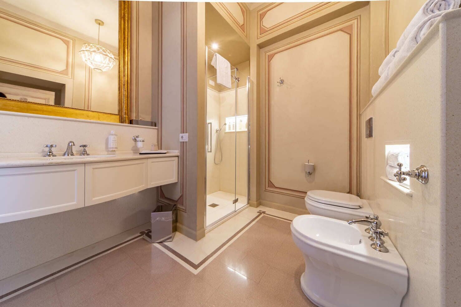 Une salle de bain avec douche, toilettes et lavabo.