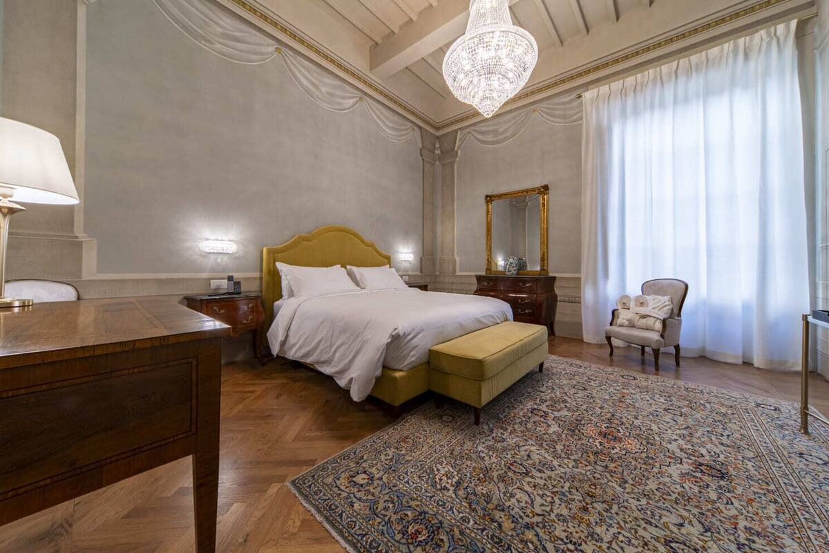 Ropa de cama de alta calidad, cubrecamas y minibar