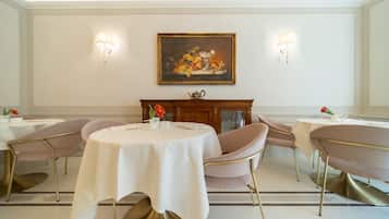 TĂ€gliches inbegriffenes FrĂŒhstĂŒcksbuffet