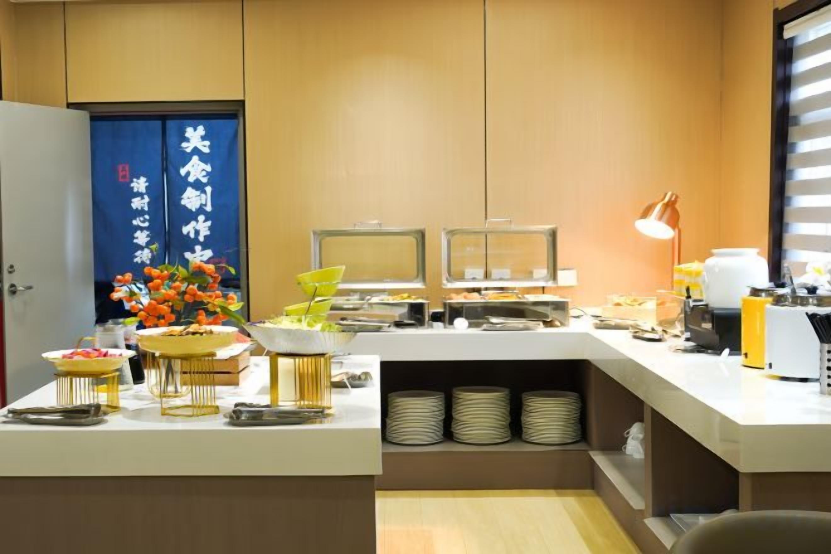 Montaje de bufé con diversas opciones de comida y un centro de mesa decorativo.