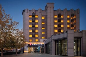 A multi-story hotel with a modern facade, large windows, and a prominent entrance. - Home Inn Cloud Four Seasons Hotel (Taiyuan Liuxiang Bell Tower Street Scenic Area Branch) (Taiyuan)