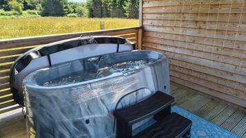 Cottage | Outdoor spa tub