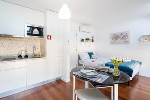 Iron/ironing board, Internet, bed sheets