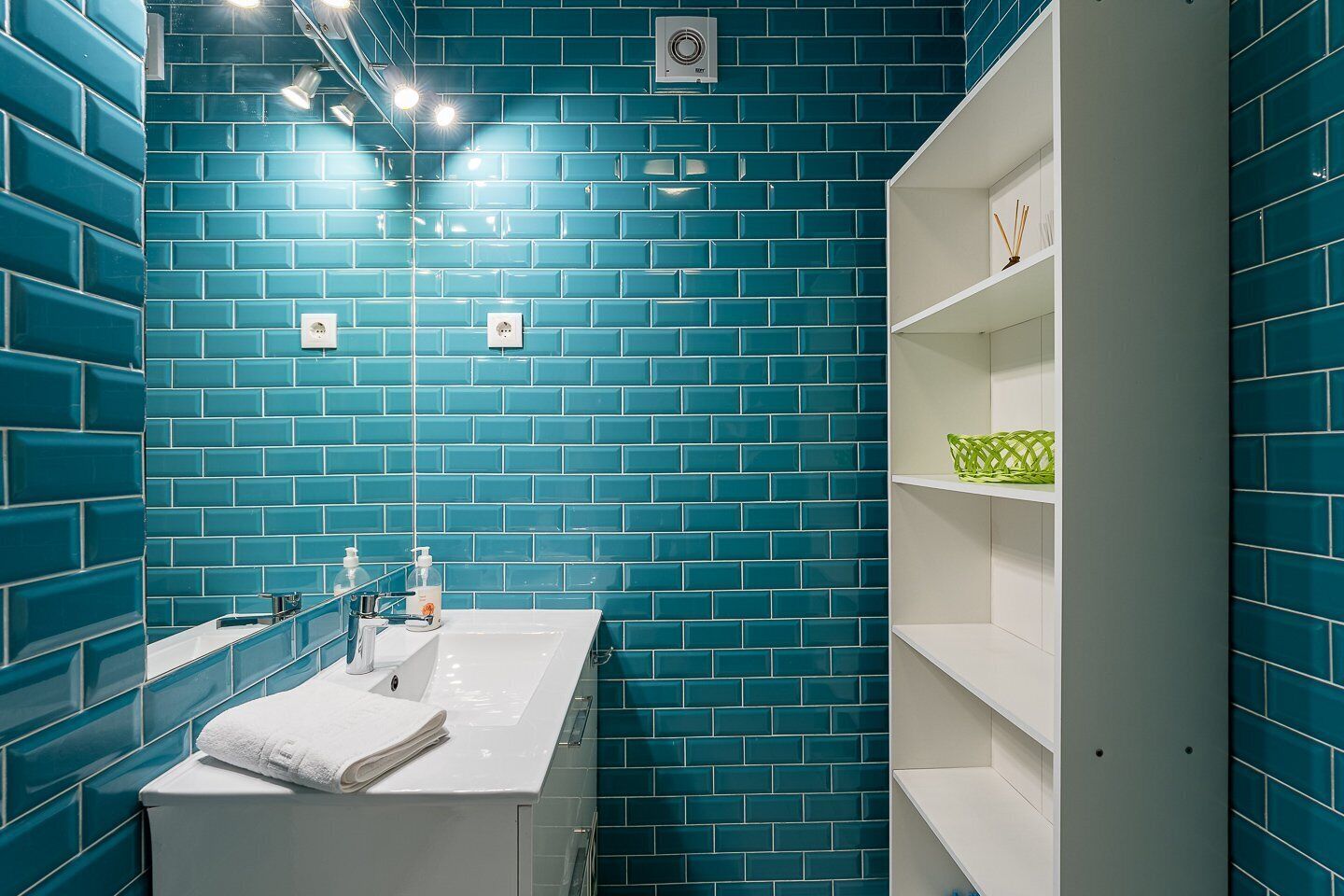 Douche, sèche-cheveux, serviettes fournies