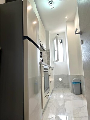 Frigorifero, microonde, forno, piano cottura