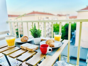 Outdoor dining - Luxury B&B Apartment in Parella - Near Turin Center - Métropolitain & Museum (Torino)
